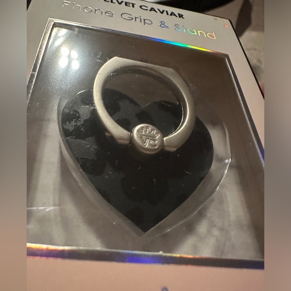 ✨ New Velvet Caviar Black Leopard Heart Phone Grip & Stand ✨ - Picture 3 of 3